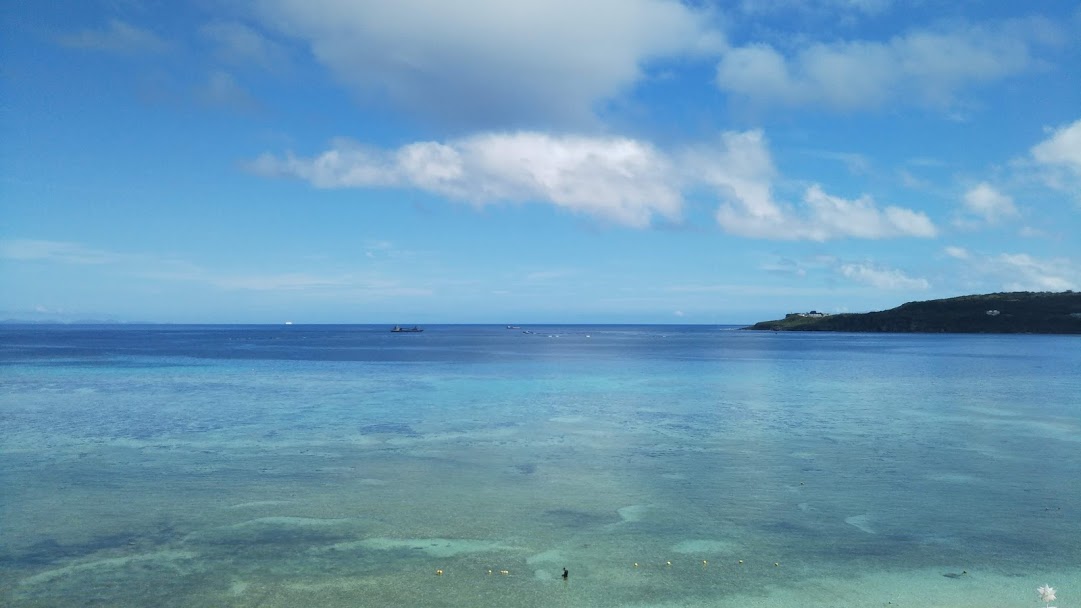 沖縄のエメラルドグリーンの海